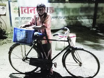 Fearing punishment, Bhaji's cart stopped on the spot; Selling business from the street shouting! | दंडाच्या भीतीने भजीचा गाडा जागेवरच थांबला; रस्त्यावरून ओरडत विक्रेत्याचा व्यवसाय चालला !