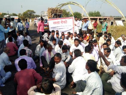 Stop the way of farmers on the Donegaon tornad of Beed | बीडमधील डोणगाव फाट्यावर शेतक-यांचा रास्ता रोको