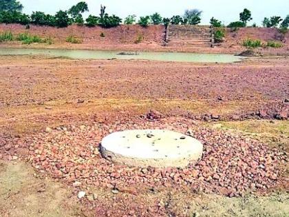 Boarvels dug in the lake for recharging through recharge shaft | रिचार्ज शॉफ्टद्वारे पुनर्भरणासाठी तलावात खोदल्या बोअरवेल्स