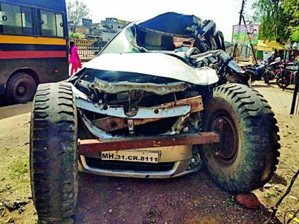 A car accident, driver dies | दारु वाहतूक करणाऱ्या कारचा अपघात, चालक ठार