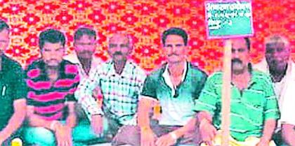 After 56 days, the workers' hunger strike has been uneven | ५६ दिवसानंतरही कामगारांचे उपोषण बेदखलच After 56 days, the workers' hunger strike has been uneven | ५६ दिवसानंतरही कामगारांचे उपोषण बेदखलच