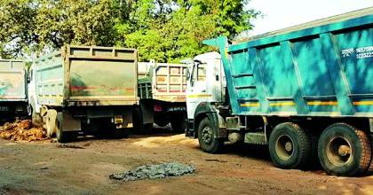 11 illegal tufters and four tractors seized in the sand | रेतीचे अवैध ११ टिप्पर व चार ट्रॅक्टर जप्त