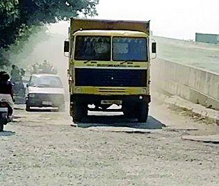 Dust dust on the flyover route | उड्डाणपूल पोचमार्गावर धुळच धूळ