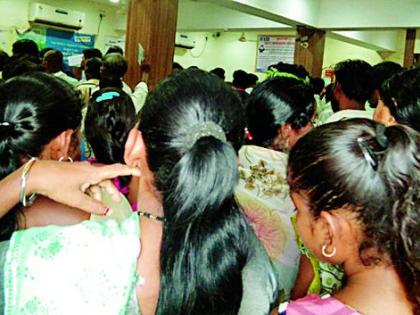 Customers at Jamb State Bank staff will lose their shortcomings | जांब स्टेट बँकेतील कर्मचारी कमतरतेने ग्राहक वैतागले Customers at Jamb State Bank staff will lose their shortcomings | जांब स्टेट बँकेतील कर्मचारी कमतरतेने ग्राहक वैतागले