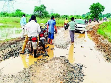 Road congestion due to overloaded traffic | ओव्हरलोड वाहतुकीने रस्त्यांचे धिंडवडे