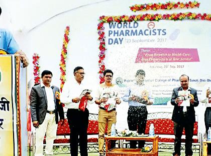 The Pharmacy students will look at the research | फार्मसीच्या विद्यार्थ्यांनी संशोधनाकडे लक्ष द्यावे