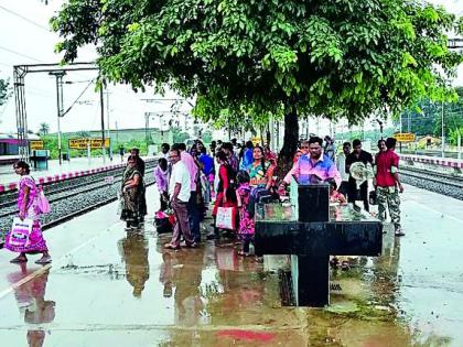 The rainy season was hit by the British railway station | ब्रिटीशकालीन रेल्वेस्थानकावर पावसाचा प्रवाशांना फटका