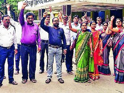 Teachers protest against sticks in protest | आंदोलनातील लाठीमाराचा शिक्षकांनी केला निषेध