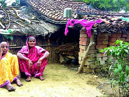 Beneficiary waiting for the cottage | लाभार्थी घरकुलाच्या प्रतीक्षेत Beneficiary waiting for the cottage | लाभार्थी घरकुलाच्या प्रतीक्षेत