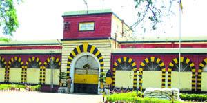  Two employees of Nashik Road Jail are suspended | नाशिकरोड कारागृहातील दोन कर्मचारी निलंबित