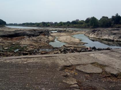 The base reached by Godavari river | गोदावरी नदीने गाठला तळ