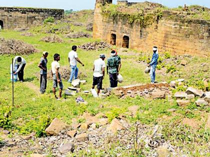  Sahyadri initiatives for the cleanliness of the forts | किल्ल्यांच्या स्वच्छतेसाठी सह्यांद्रीचा पुढाकार