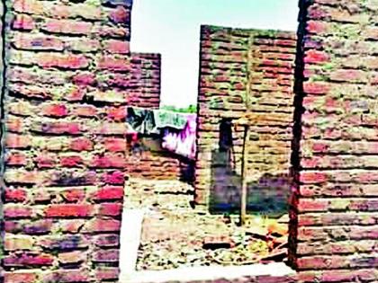 Construction of 375 houses stalled due to lack of funds | निधीअभावी रखडले ३७५ घरकुलांचे बांधकाम