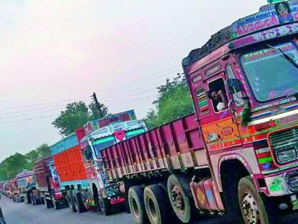 The traffic of the Rajura-Asifabad route stops for 13 hours | राजुरा-आसिफाबाद मार्गाची वाहतूक १३ तास ठप्प