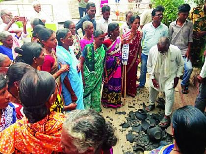 Women's ghar march on city panchayat for water | पाण्यासाठी महिलांचा नगर पंचायतवर घागर मोर्चा