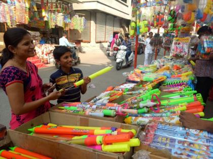 Due to washing powder, color buys in the market | धुळ्यात पिचकारी, रंग खरेदीसाठी बाजारपेठेत लगबग