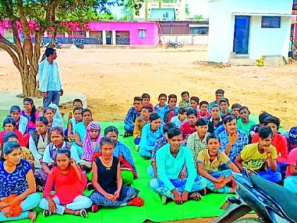 School filled under the Chamorshi tree | चामोर्शीत झाडाच्या खाली भरली शाळा