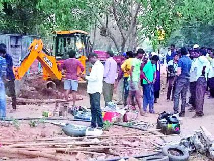 Bulldozer on an encroachment | सिरोंचात अतिक्रमणावर चालला बुलडोजर