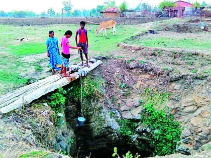 The water in the creek needs to be thirsty | खड्ड्यातील पाण्यावर भागवावी लागते तहान