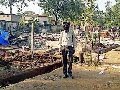 With the help of encroachment, the defense wall work is going on | अतिक्रमण काढताच संरक्षण भिंतीचे काम सुरू