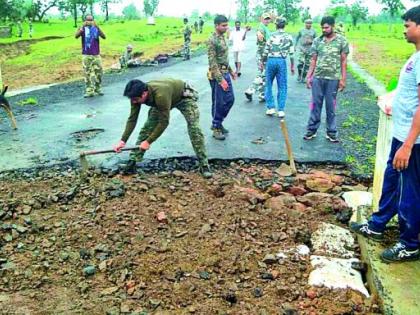 Rajaram police made the road repair | राजाराम पोलिसांनी केली रस्त्याची दुरूस्ती