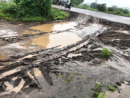 The kingdom of mud along the Ghoti-Sinnar road | घोटी-सिन्नर रस्त्यालगत चिखलाचे साम्राज्य