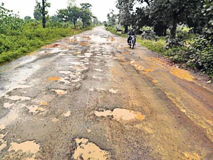 Khadke Khade road disaster on Ghatkuroda to Ghogra road: On the way to stop ST bus service | घाटकुरोडा ते घोगरा रस्त्यावर खड्डेच खड्डे रस्त्याची दुरवस्था : एसटी बस सेवा बंद होण्याच्या मार्गावर