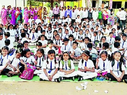 Locked lock to school for teacher's demand | शिक्षकाच्या मागणीसाठी शाळेला ठोकले कुलूप Locked lock to school for teacher's demand | शिक्षकाच्या मागणीसाठी शाळेला ठोकले कुलूप