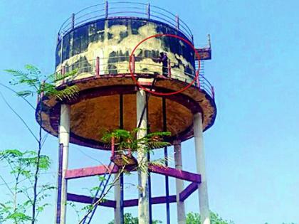 'Veurugi' on the water tank | पाण्याच्या टाकीवर ‘वीरुगिरी’