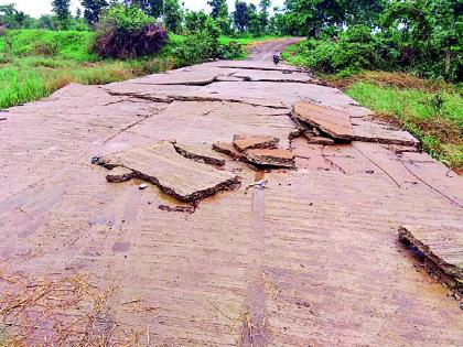 The same rains carried a slab on the bridge | एकाच पावसाने पुलावरील स्लॅब गेला वाहून