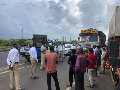 Police awareness to drivers to reduce the number of accidents on the highway | महामार्गावरील अपघाताचे प्रमाण कमी होण्यासाठी चालकांना पोलीसांचे प्रबोधन