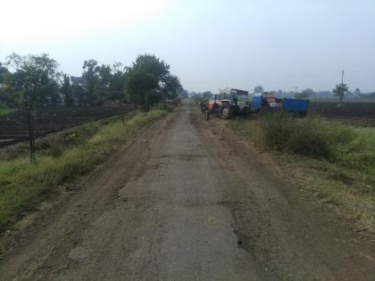  Jalgaon Neur - It was difficult to travel on the highways. | जळगाव नेऊर -जऊळके रस्त्यावर प्रवास करणे झाले अवघड.