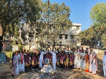 A flag hoisted on the ground to demand a building | इमारत मागणीसाठी मैदानावर फडकवला झेंडा