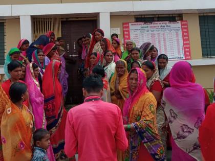 Angry women locked the Gram Panchayat office | संतप्त महिलांनी ठोकले ग्रामपंचायत कार्यालयाला टाळे