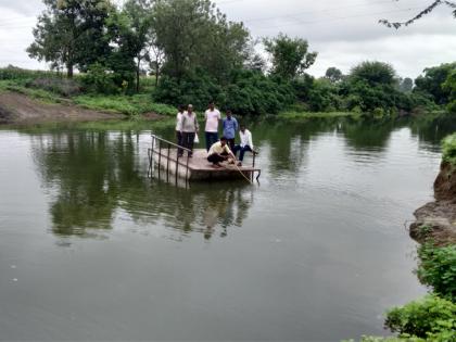 Boat base for farmers to cross the river | शेतकऱ्यांना नदीपात्र ओलांडण्यासाठी होडीचा आधार