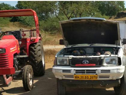 Illegal sand smuggling from pickups and tractors | पिकअप व ट्रॅक्टरमधून अवैध वाळू तस्करी