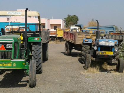 Sand smuggling tractors caught | वाळू तस्करी करणारे पाच ट्रॅक्टर पकडले