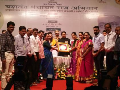 Sindhudurg: Distribution of Yashwant Panchayat Raj Puraskar, Gaurav at the hands of Governor | सिंधुदुर्ग : यशवंत पंचायत राज पुरस्कारांचे वितरण, राज्यपालांच्या हस्ते गौरव