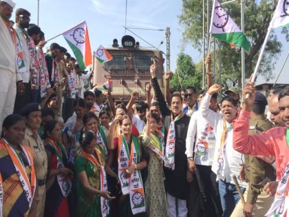 On the road by the nationalist, stop the rail | कांदाप्रश्नी राष्ट्रवादीतर्फे रेल रोको