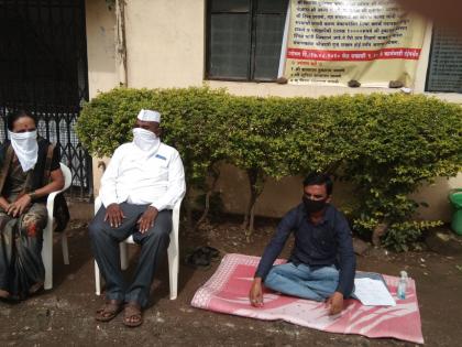 Society employees go on hunger strike with their families | सोसायटी कर्मचाऱ्यांचे कुटुंबियांसह उपोषण