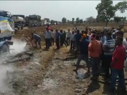 A tanker overturned near Manmad, wasting thousands of liters of fuel | मनमाडजवळ टँकर उलटून हजारो लिटर इंधन वाया