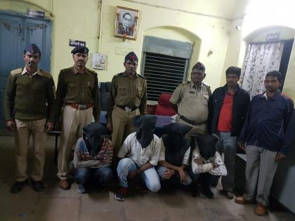 Four dacoits who robbed in Pawan Express are beefed up at Manmad railway station | पवन एक्सप्रेस मध्ये लूटमार करणारे चार दरोडेखोर मनमाड रेल्वे स्थानकावर जेरबंद