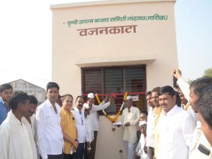 The launch of the weightlifting at Nandgaon Market Committee | नांदगाव बाजार समितीत वजनकाट्याचा शुभारंभ