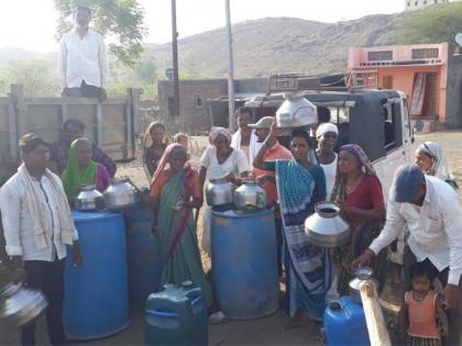  Due to drought in Kharde Khurd village only once a day duct taps | खर्दे खुर्द गावाला दुष्काळाची झळ 15 दिवसातून एकदाच ठिबकतो नळ