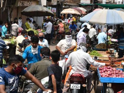 Market crowds and hustle and bustle | बाजारात गर्दी आणि रेटारेटी कायम Market crowds and hustle and bustle | बाजारात गर्दी आणि रेटारेटी कायम