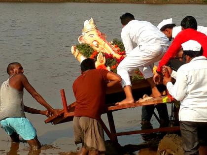 Simply say goodbye to 'Bappa' | साधेपणानेच ‘बाप्पा’ला दिला निरोप Simply say goodbye to 'Bappa' | साधेपणानेच ‘बाप्पा’ला दिला निरोप