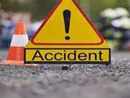 Husband and wife injured in car crash | कारच्या धडकेत पती-पत्नीसह मुलगा जखमी