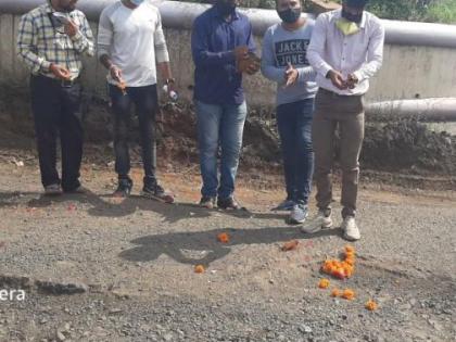 Protest by worshiping in the pits on Chaufuli | चौफुलीवरील खड्ड्यांमध्ये पूजा करून निषेध Protest by worshiping in the pits on Chaufuli | चौफुलीवरील खड्ड्यांमध्ये पूजा करून निषेध