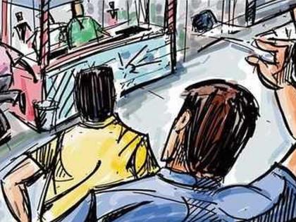 Trafficking in railway station, crime against mob | रेल्वेस्थानकातील दगडफेक, जमावाविरुद्ध गुन्हा