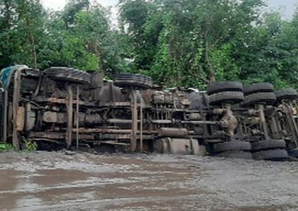 Only potholes on the road from Taloda to Gawhali | तळोदा ते गव्हाळीपर्यंतच्या रस्त्यावर केवळ खड्डेच खड्डे Only potholes on the road from Taloda to Gawhali | तळोदा ते गव्हाळीपर्यंतच्या रस्त्यावर केवळ खड्डेच खड्डे